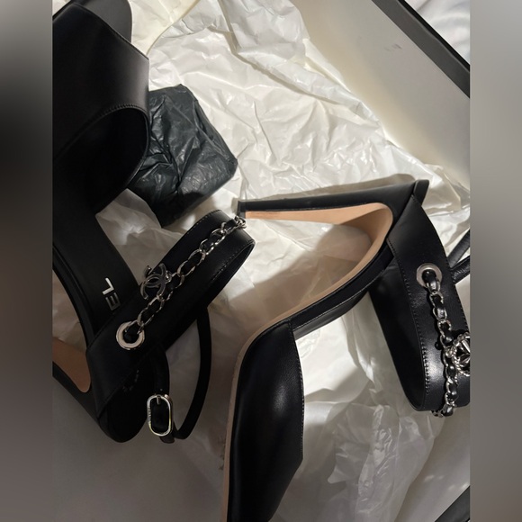 ✨CHANEL LAMBSKIN CC CHAIN SANDALS🌹 - Picture 3 of 7